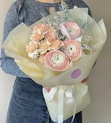 Букет "Милд" из Ранункулюса и гвоздик 