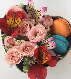 Букет "Обаяние" из цветов и макарун