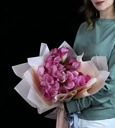 Букет из 25 розовых калл