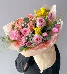 Композиция "Mariam" из роз, тюльпанов и мимозы