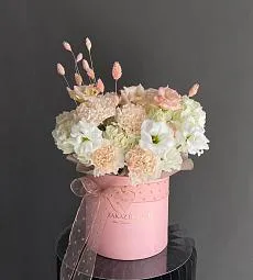 Композиция "Осенняя нежность" из гвоздики, гортензии, лизиантуса и сухоцветов в коробке