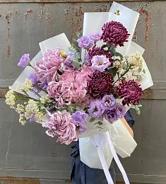 Композиция "Доротея" из гортензии, лизиантусов и хризантем