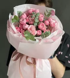 Букет "Наргиза" из пионовидных спрей роз и эвкалипта