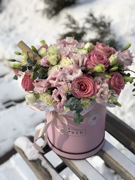 Композиция "Панорама" из роз и лизиантусов 3