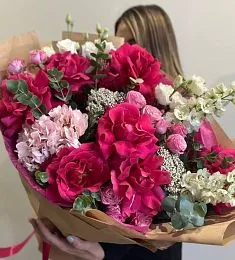 Букет "Пэриста" с геортензией, дельфиниумом, лизиантусом и розами