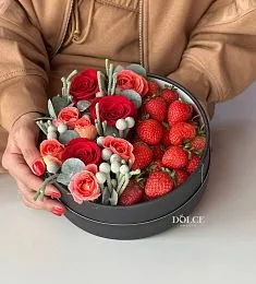 Клубничный бокс с цветами "Джулия" из свежей клубник и роз