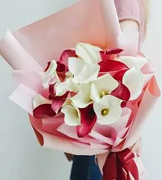 Букет из 21 красной и белой каллы