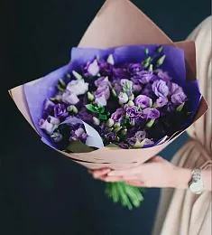 Букет из 15 сиреневых лизиантусов 
