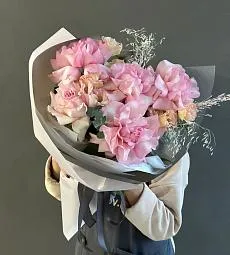 Букет "Соня" из лизиантусов, гортензии и роз
