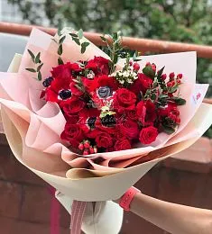 Композиция "Белла Чао" из анемонов и роз