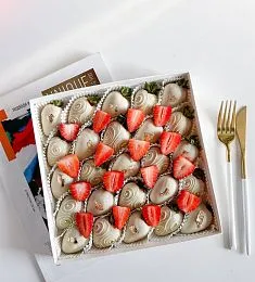 Клубничный бокс "Айлин" клубника в белом шоколаде