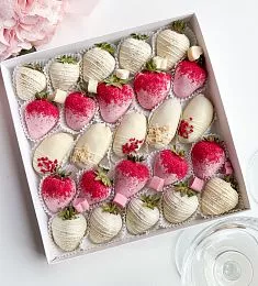 Клубничный бокс "Зефир" клубника в белом и розовом шоколаде