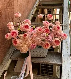 Букет в корзине "Exciting" из роз и лизиантусов