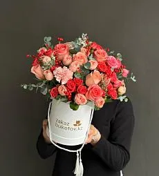 Композиция "Полет бабочек" из гвоздик, роз и спрей роз