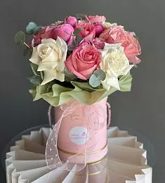 Композиция "Rosemary" из роз и эвкалипта в коробке