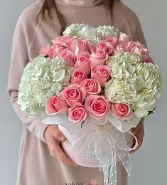 Композиция в коробку "Кападокия" из гортензий и роз