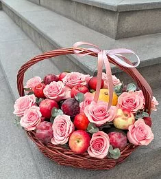Корзина "Майя" с яблоками, сливой и розами