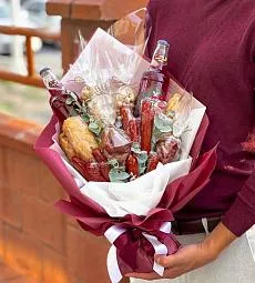 Композиция "Винсент" мужской букет с пивом, чечилом, колбасками и орешками