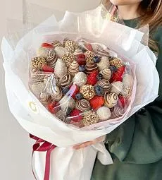 "Фантазия L" букет из клубники в шоколаде с голубикой 