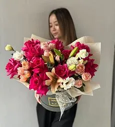 Композиция "Serendipity Symphony" из лизиантусов, лилий и роз