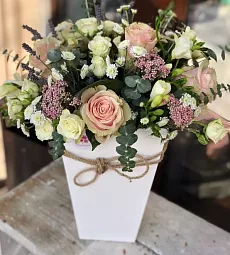 Композиция в конусе "Венгрия" с фрезией, хризантемой, лавандой и розами