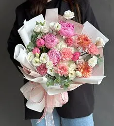 Композиция "Амандария" из пионов, георгинов, гвоздик и лизиантусов