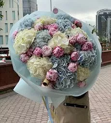 Воздушный букет гортензий и пионов