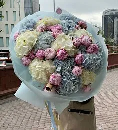 Воздушный букет гортензий и пионов