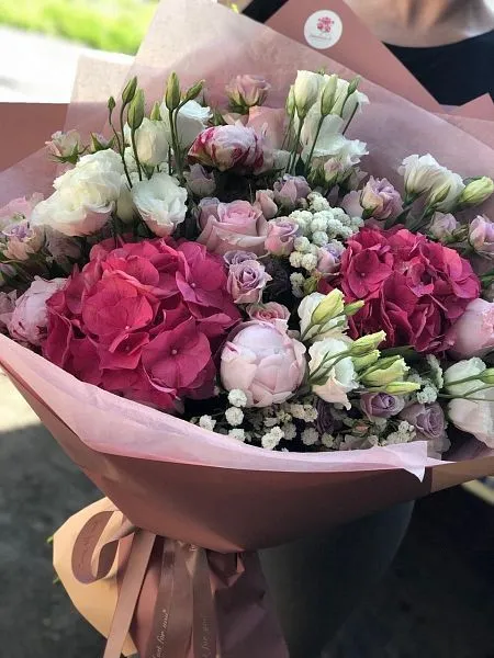 Букет "Шелли" из гортензий, лизиантусов, роз и пионов 3