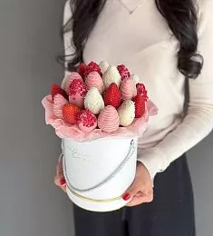 Клубничный бокс "Грация" из клубники в белом и розовом шоколаде