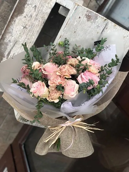 SPRING 2.0 букет из гвоздик, роз и эвкалипта  1