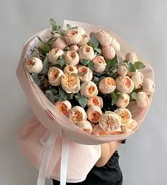 Букет "Clara" из пионовидных роз и эвкалипта