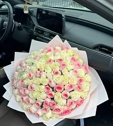 Букет из 101 белой и розовой розы