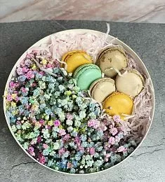 Букет "Marrone" из цветов и макарун