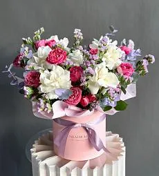 Композиция "AzureGarden" из роз, статицы и эвкалипта