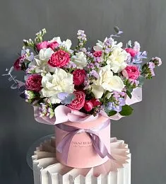 Композиция "AzureGarden" из роз, статицы и эвкалипта