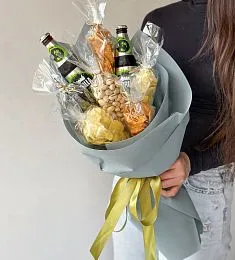 Композиция "Герой" мужской букет с пивом, чипсами и орешками