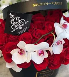 Коробка "25 голландских роз с белой орхидеей"