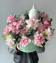 Композиция "Лиза" М из вывернутых роз и эвкалипта с единорогом