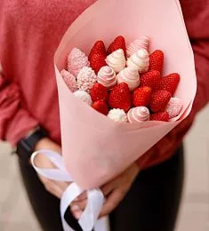 Клубничный букет "BerryPop" из клубники в шоколаде и без