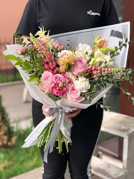 SPRING 5.0 букет из Лизиантуса, роз и гвоздик 6