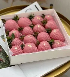 Клубничный бокс "Эвелина" из клубники в розовом шоколаде