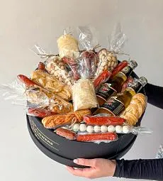 Композиция "Вечеринка" подарочный набор с орешками, чипсами, сыром чечил и пивом в коробке