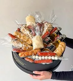 Композиция "Вечеринка" подарочный набор с орешками, чипсами, сыром чечил и пивом в коробке