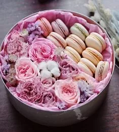 Букет "Рената" из цветов и макарун