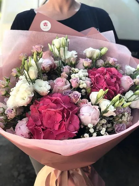 Букет "Шелли" из гортензий, лизиантусов, роз и пионов 1