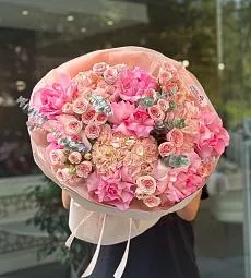 Букет "Цветочный блюз" из гортензии и роз Букет "Цветочный блюз" из гортензии и роз