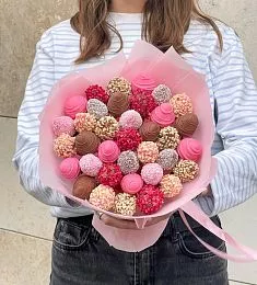 Клубничный букет "Berrylicious" из клубники в итальянском шоаолкде