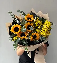 Букет "Angelic dream" из мимозы и подсолнухов