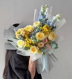 Букет "Amina" из гортензии, роз, фрезии, мимозы и дельфиниума